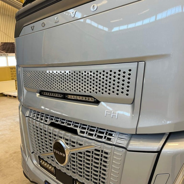 Micro Shocker Vision X intégrés dans la calandre du Volvo FH Aero