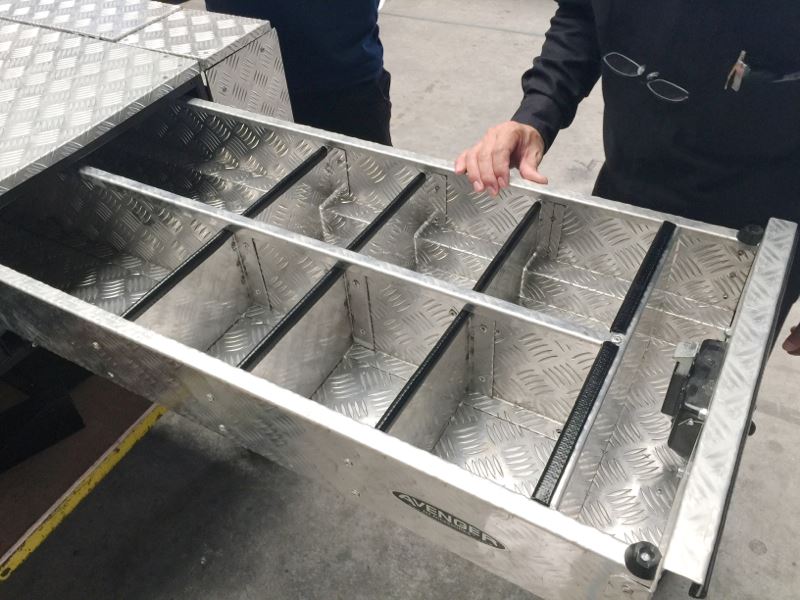Inneneinteilung aus Aluminium für große Schubladen (400 mm)